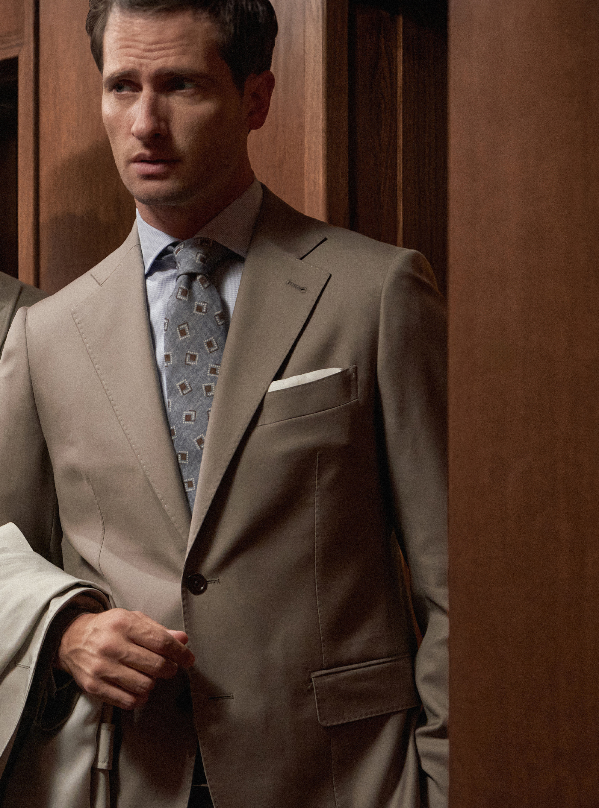 Abito fango back to office, 